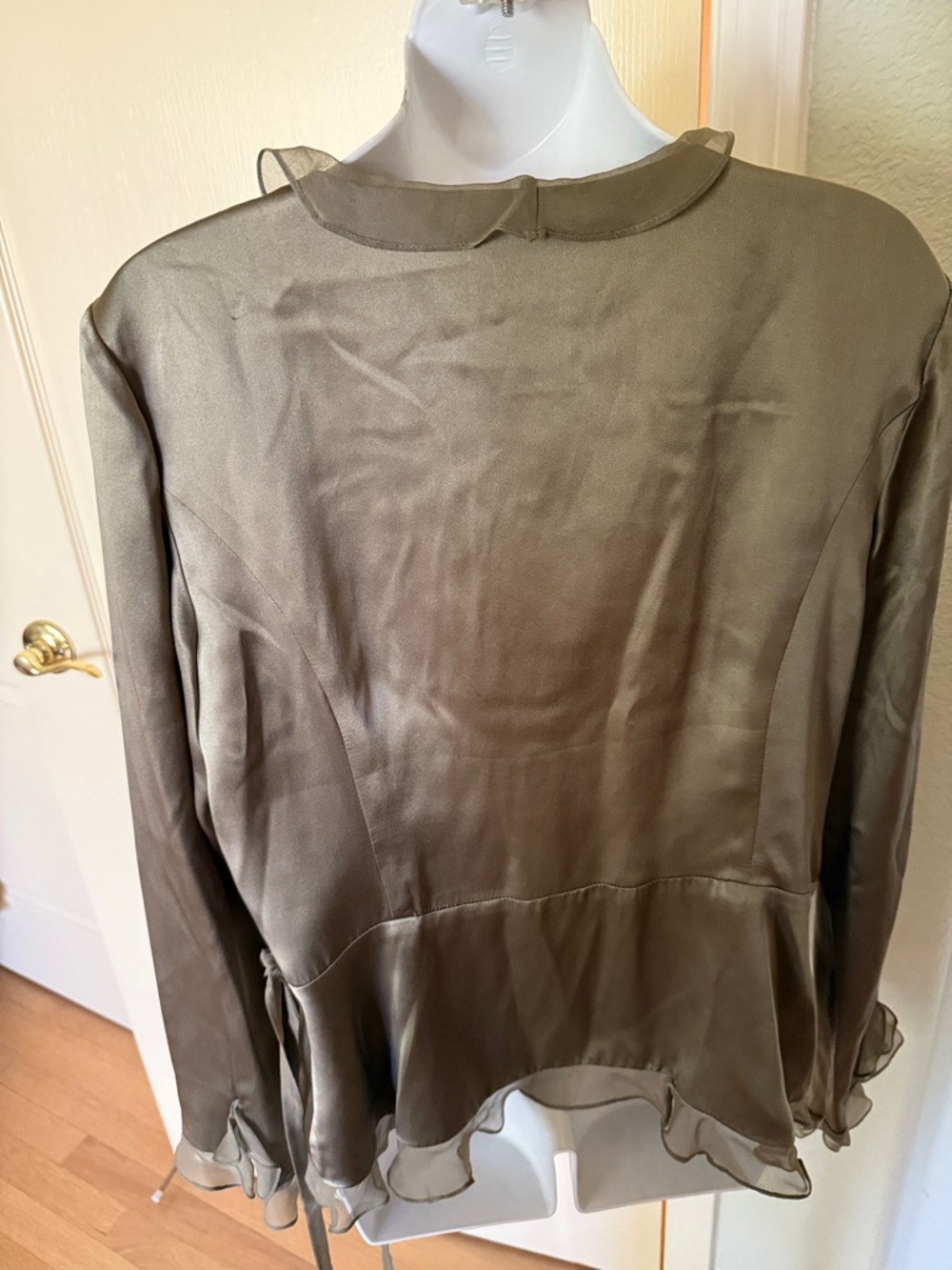 Elegant silk blouse with ruffeled trim. - Picture 6 of 9